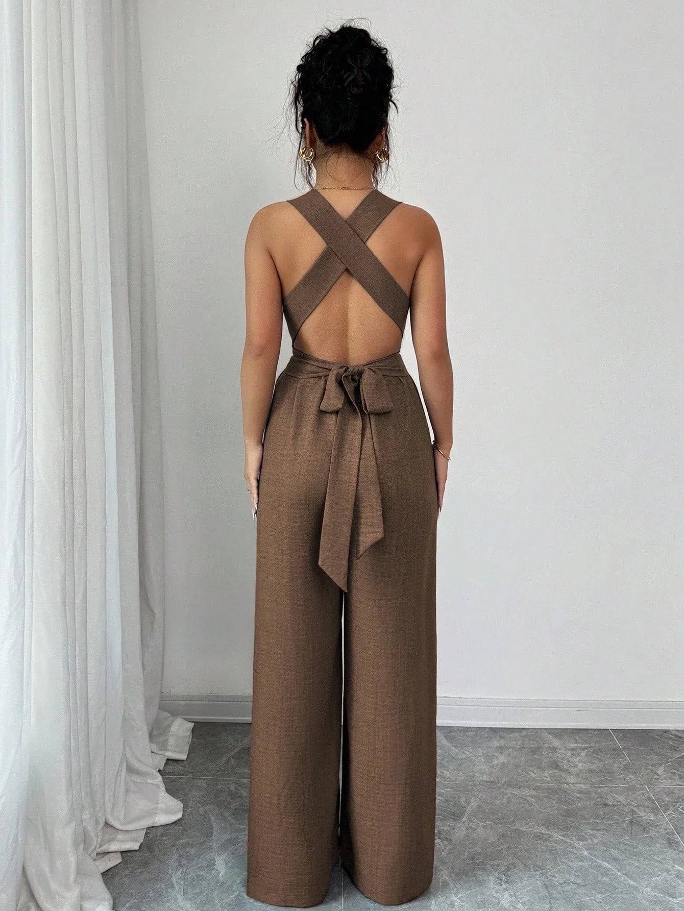 Mono de mujer con cuello en V, cinturilla ajustable y pernera ancha