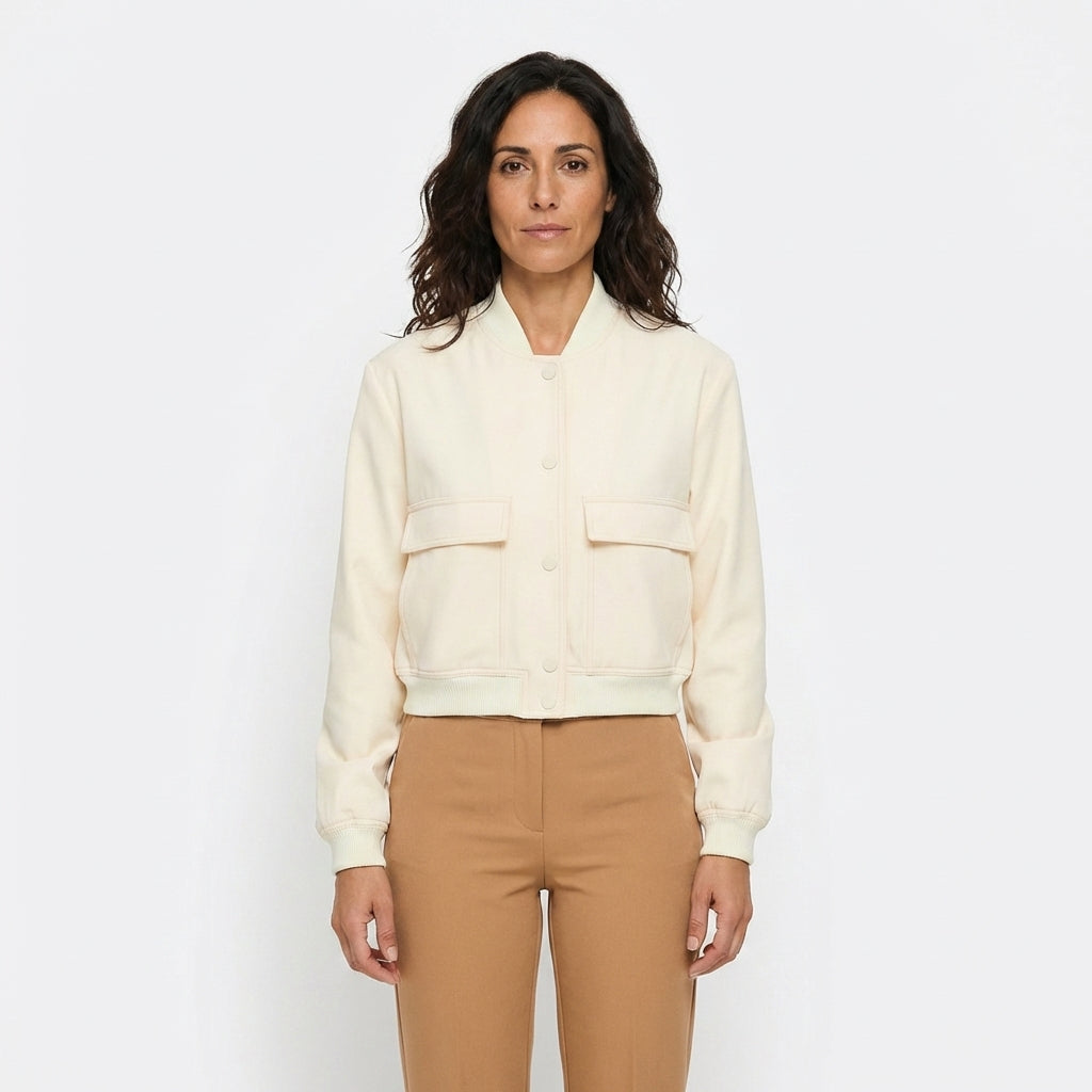 Bomber Mujer Crema | Chaqueta Crop con Bolsillos — Isabella Torres